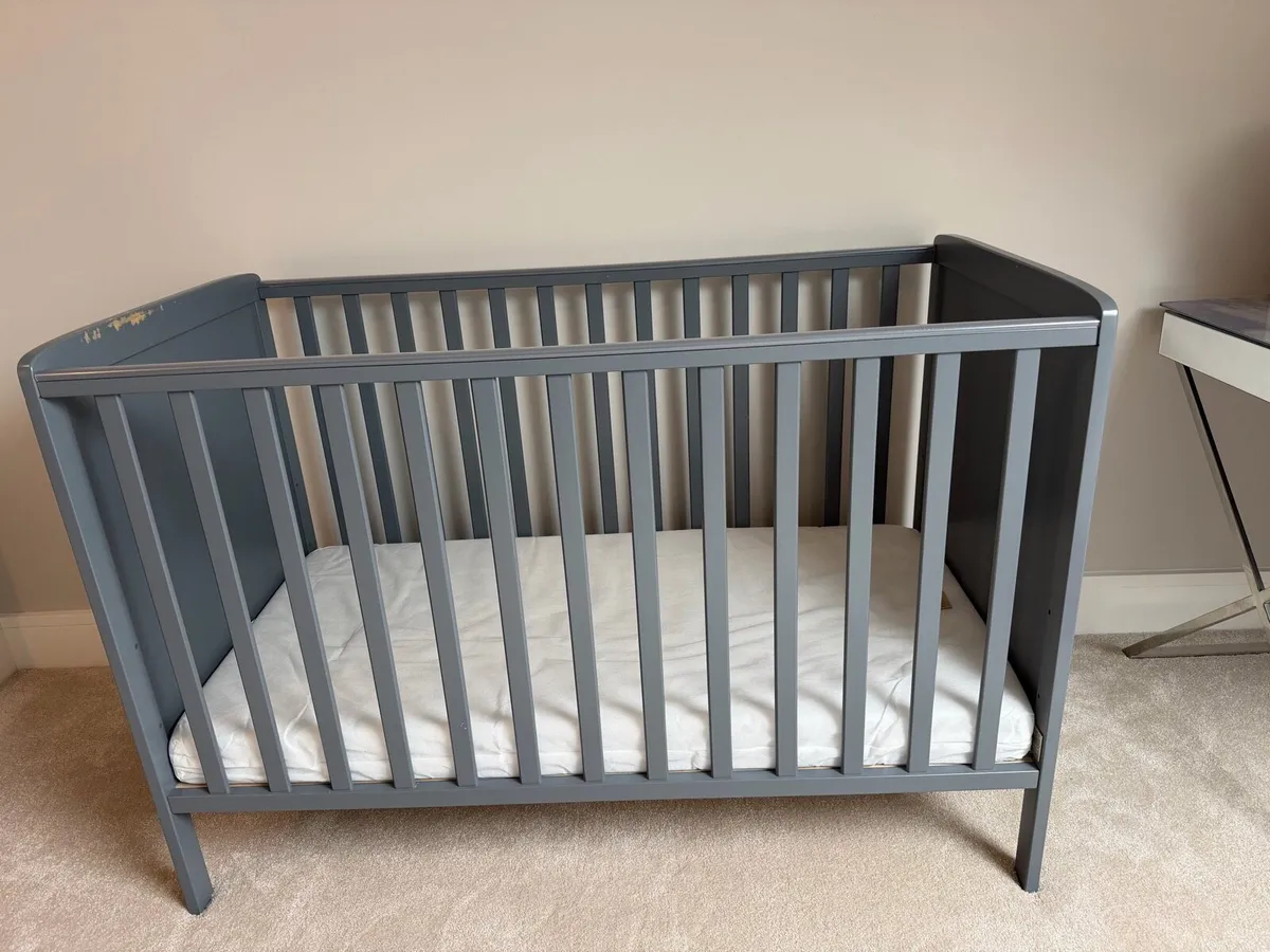 Baby cot and mattress - Image 2
