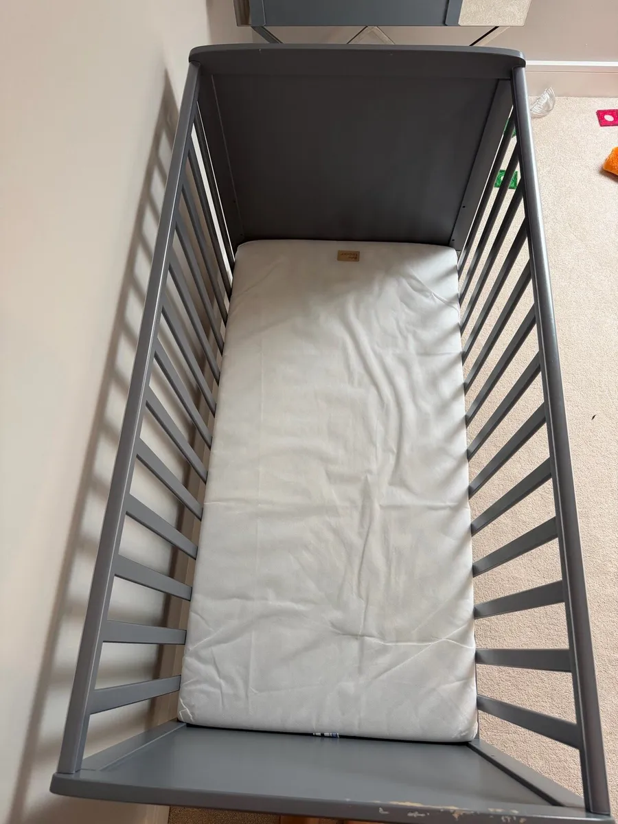 Baby cot and mattress - Image 4