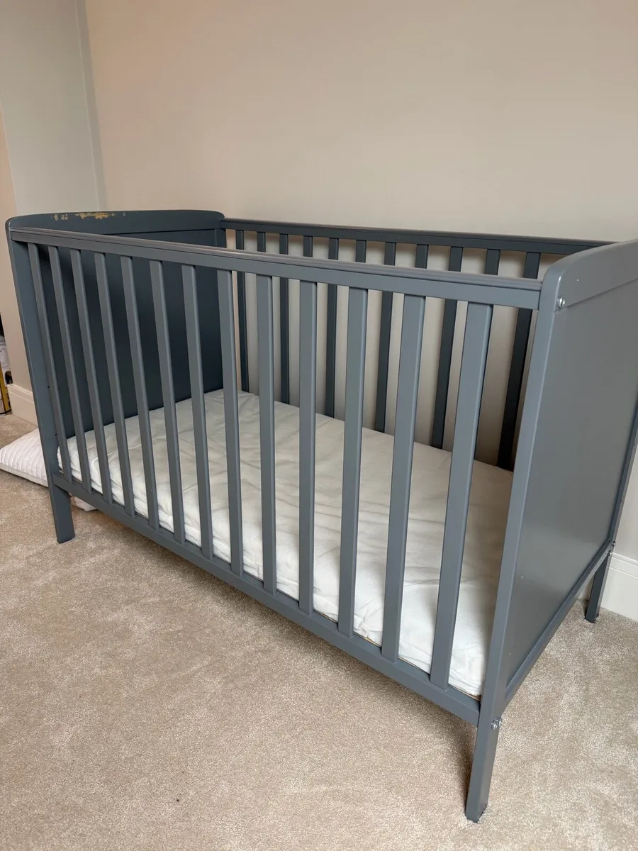 Baby cot and mattress - Image 1