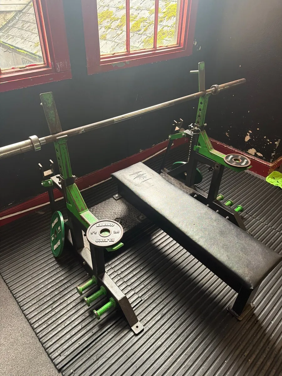 Competition bench press