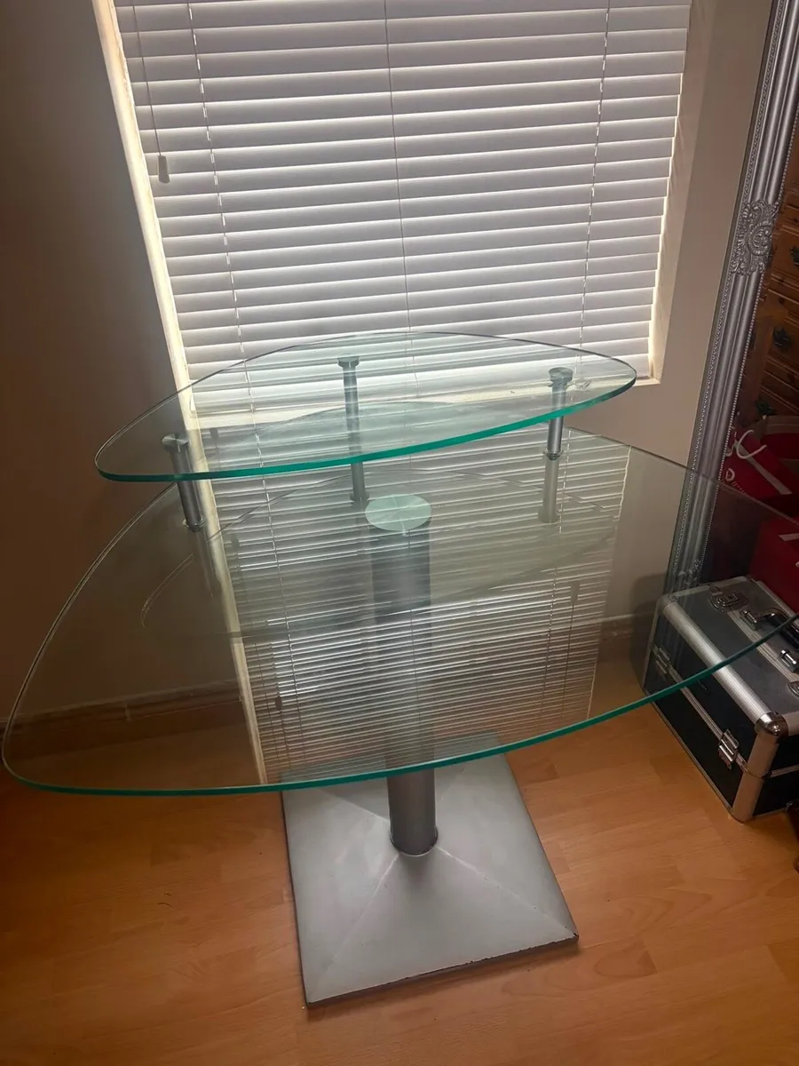 Free to take away makeup table - Image 1