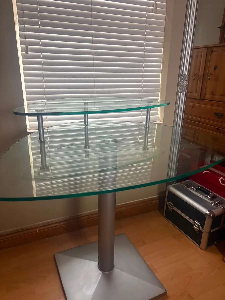 Free to take away makeup table - Image 2