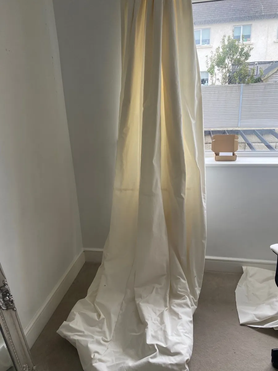 Curtains - Image 2