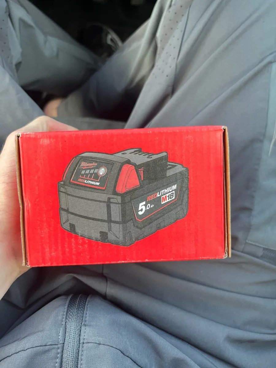 Milwaukee multitool and battery - Image 2