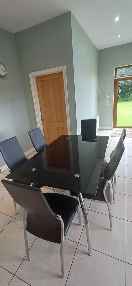 Kitchen table and chairs - Image 1