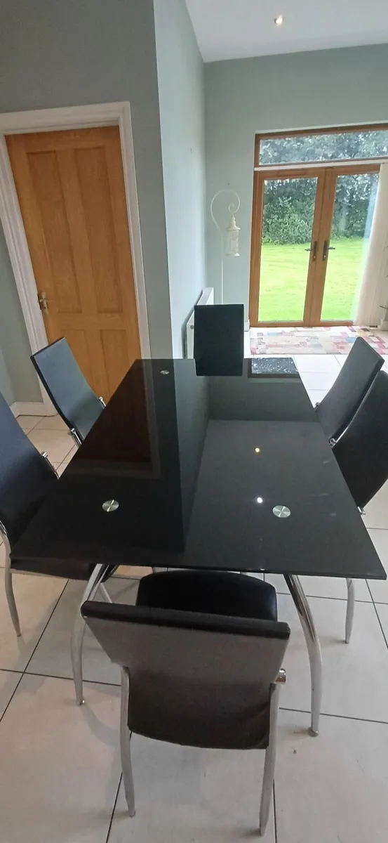 Kitchen table and chairs - Image 2
