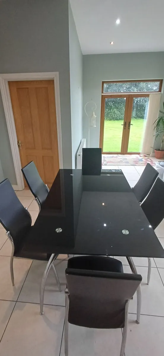 Kitchen table and chairs - Image 4