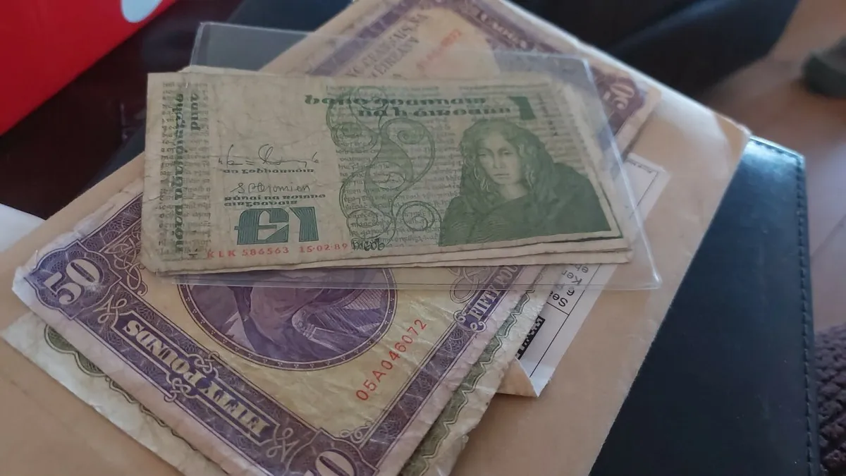 Banknotes and coins - Image 4