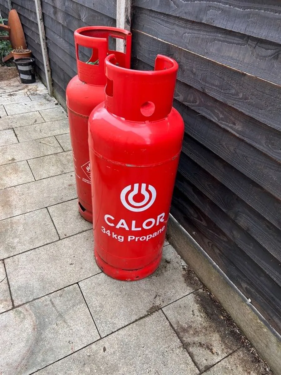 2 x 34kg Propane Gas cylinders & Changeover Regulator - Image 1