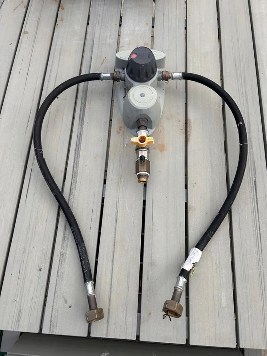 2 x 34kg Propane Gas cylinders & Changeover Regulator - Image 2
