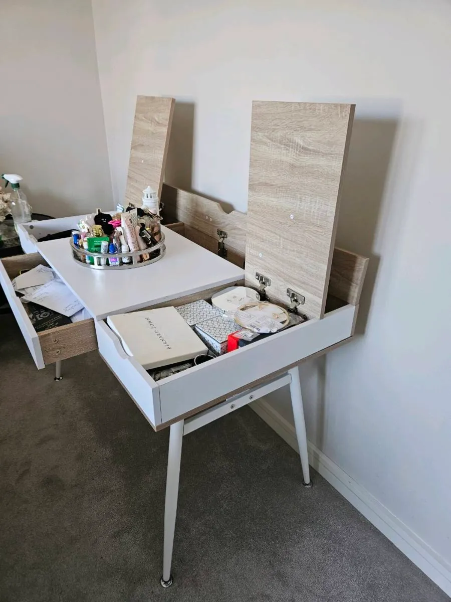 Desk - Image 3