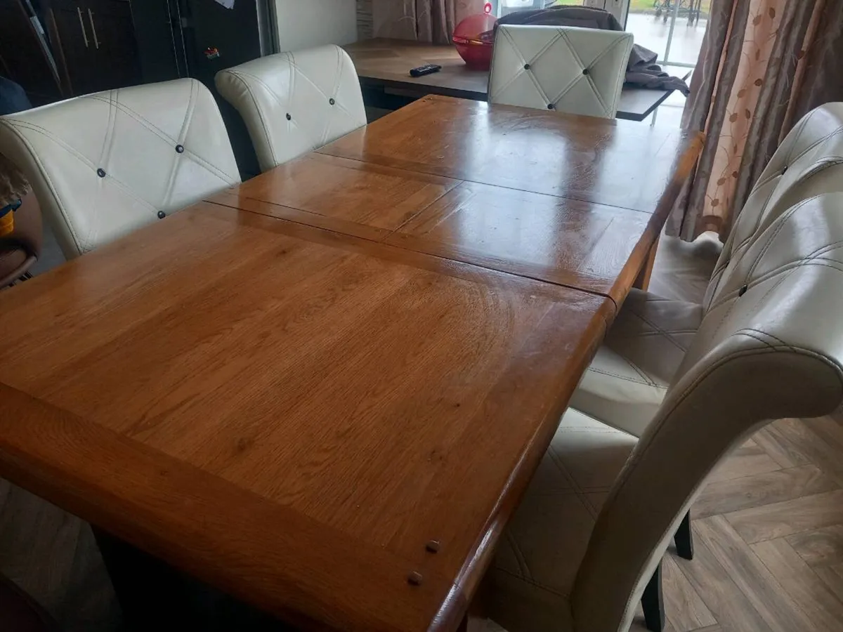 Solid wood extendable table . - Image 3
