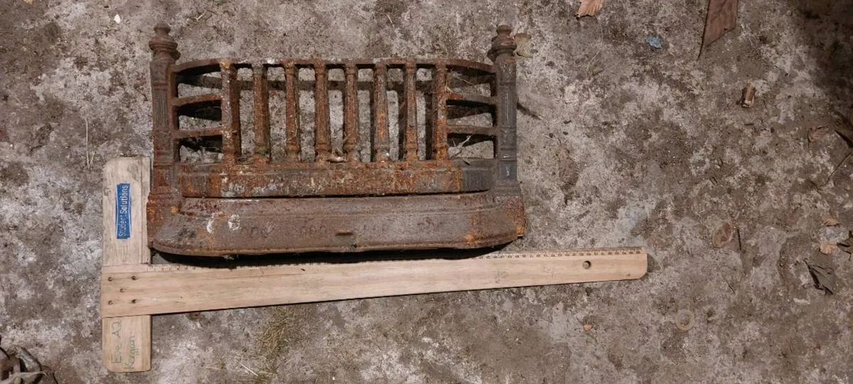 Original cast iron fire front. 2 pieces - Image 1