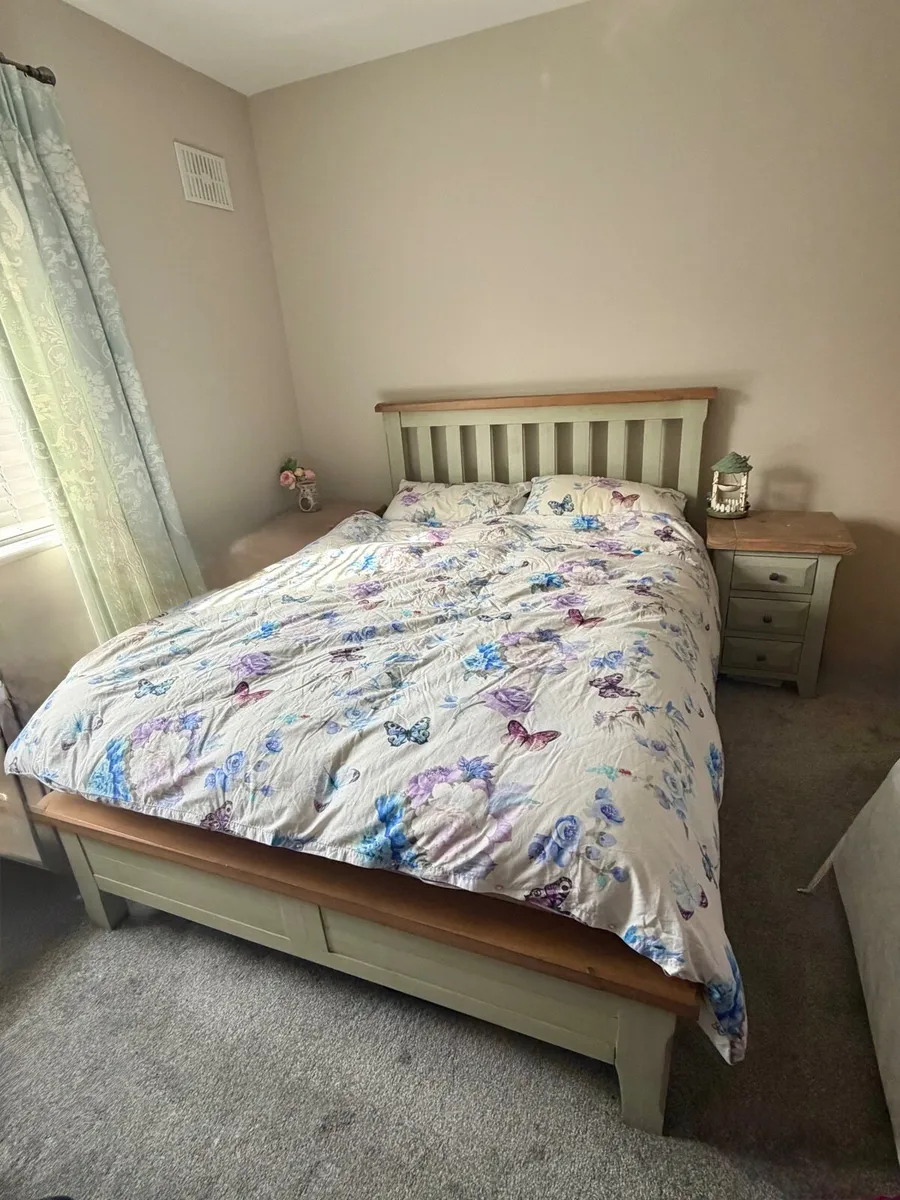 Double bed and 2 bedside tables - Image 1