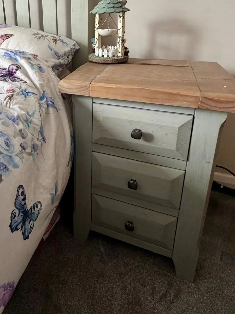 Double bed and 2 bedside tables - Image 2