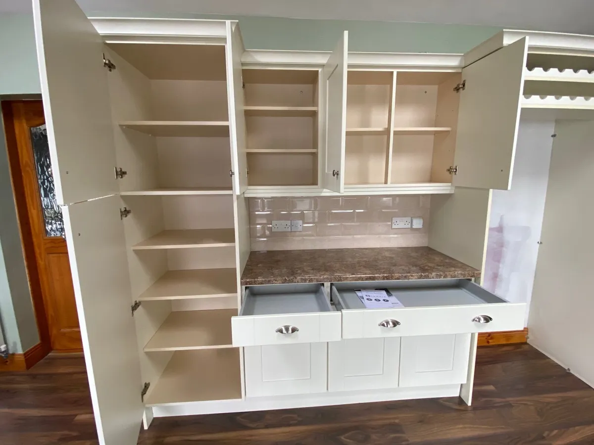 Beautiful Cream Shaker-Style Fitted Kitchen – €700 - Image 3