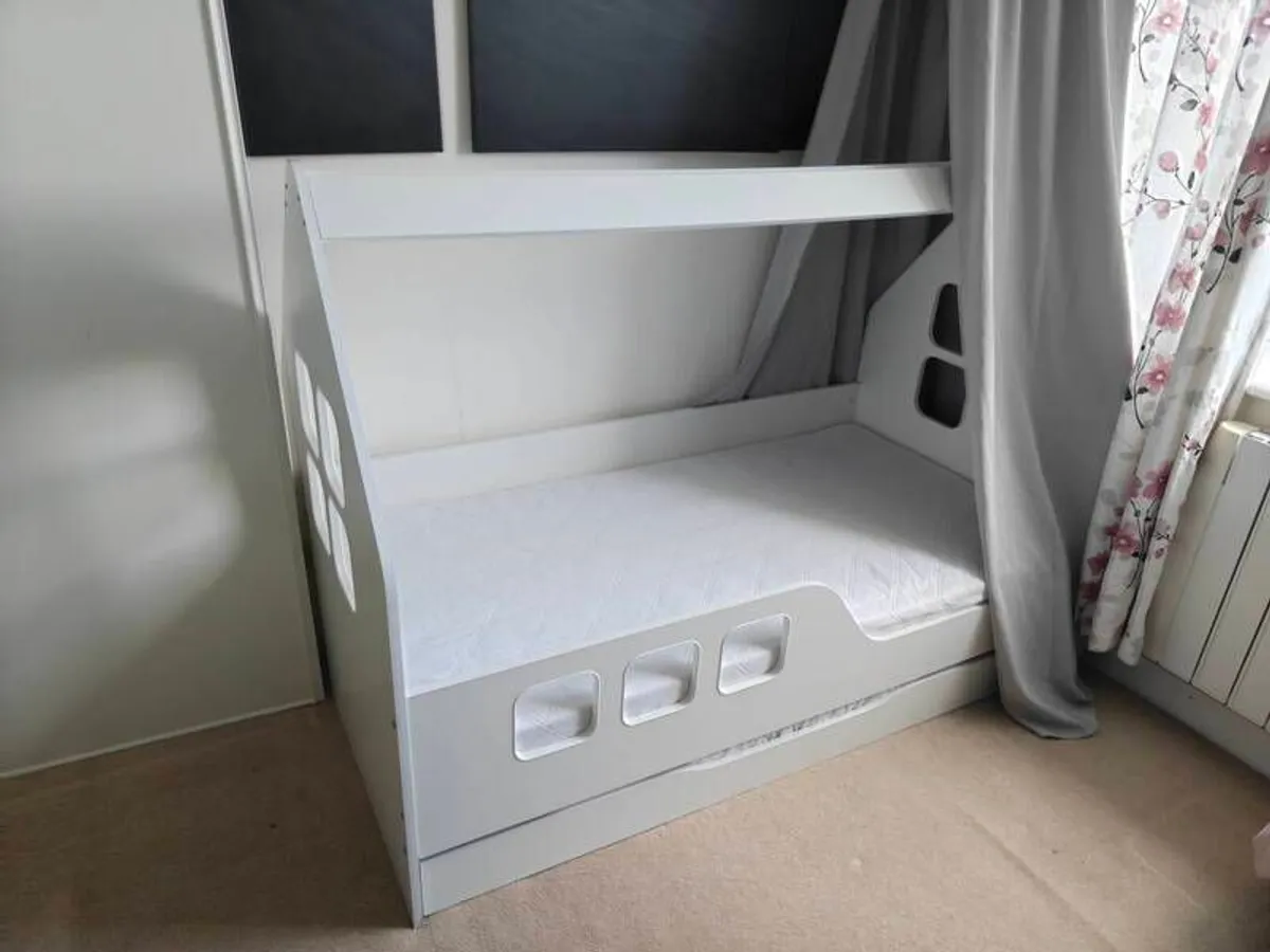 Kids bed - Image 1