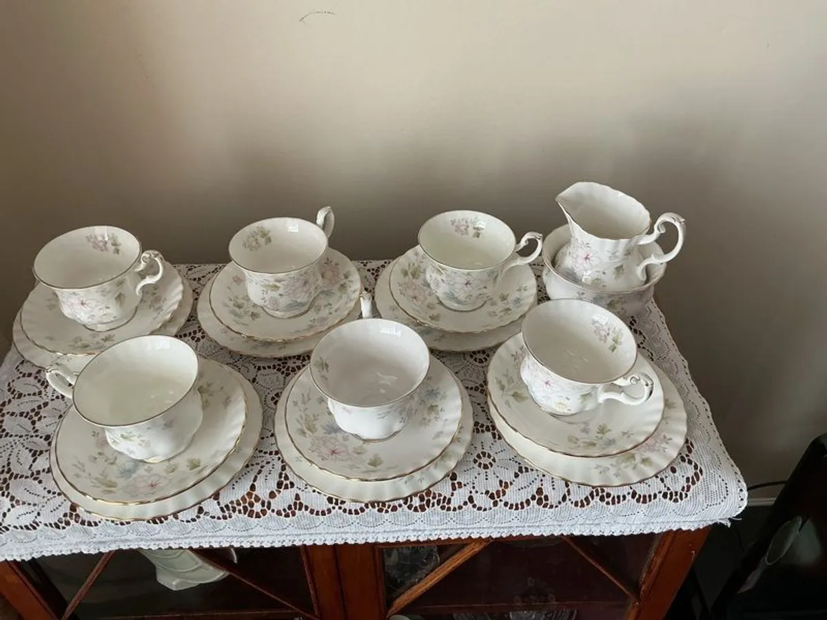 Vintage Royal Albert tea set in the Meadow flower pattern - Image 1