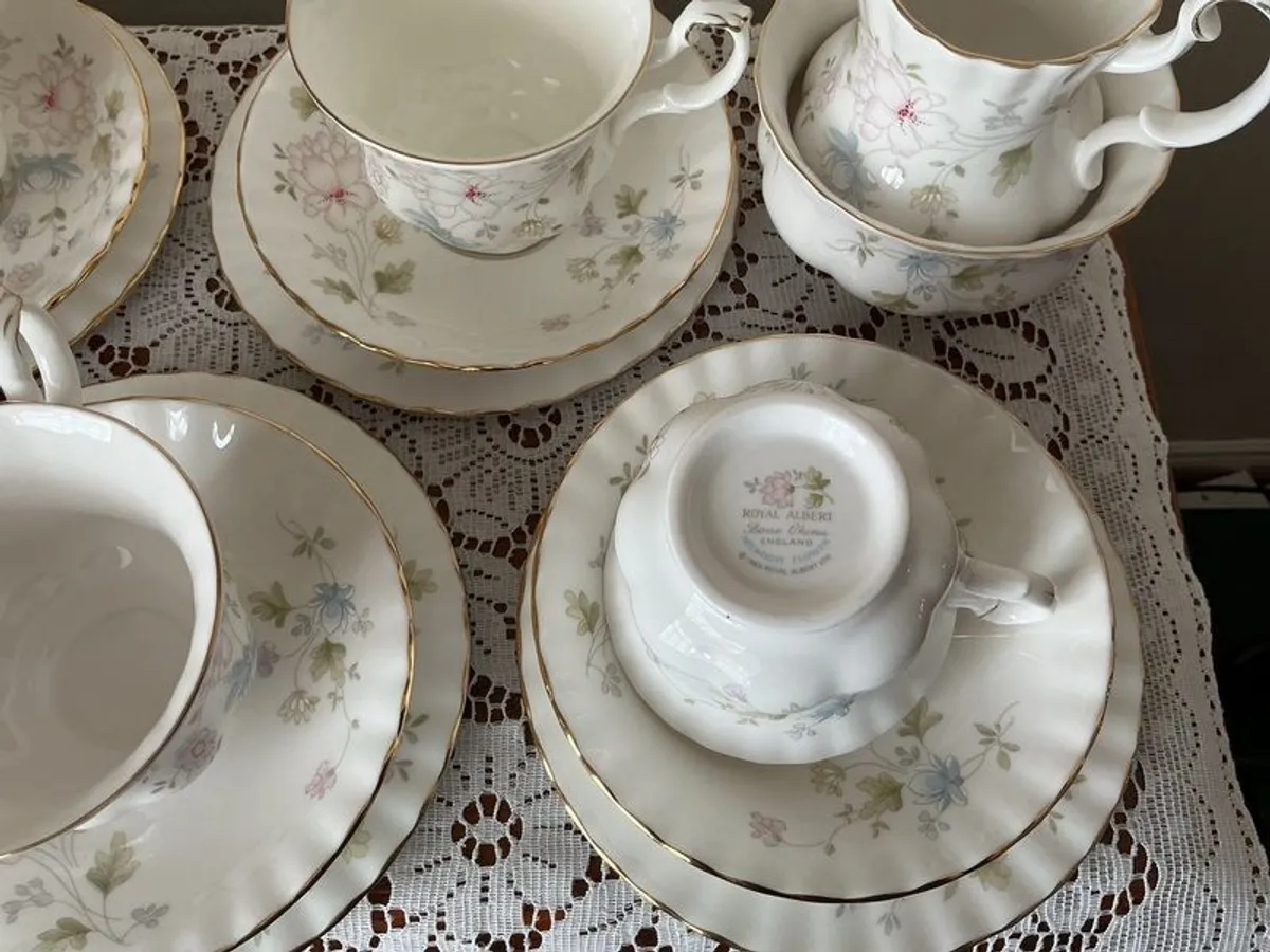 Vintage Royal Albert tea set in the Meadow flower pattern - Image 3