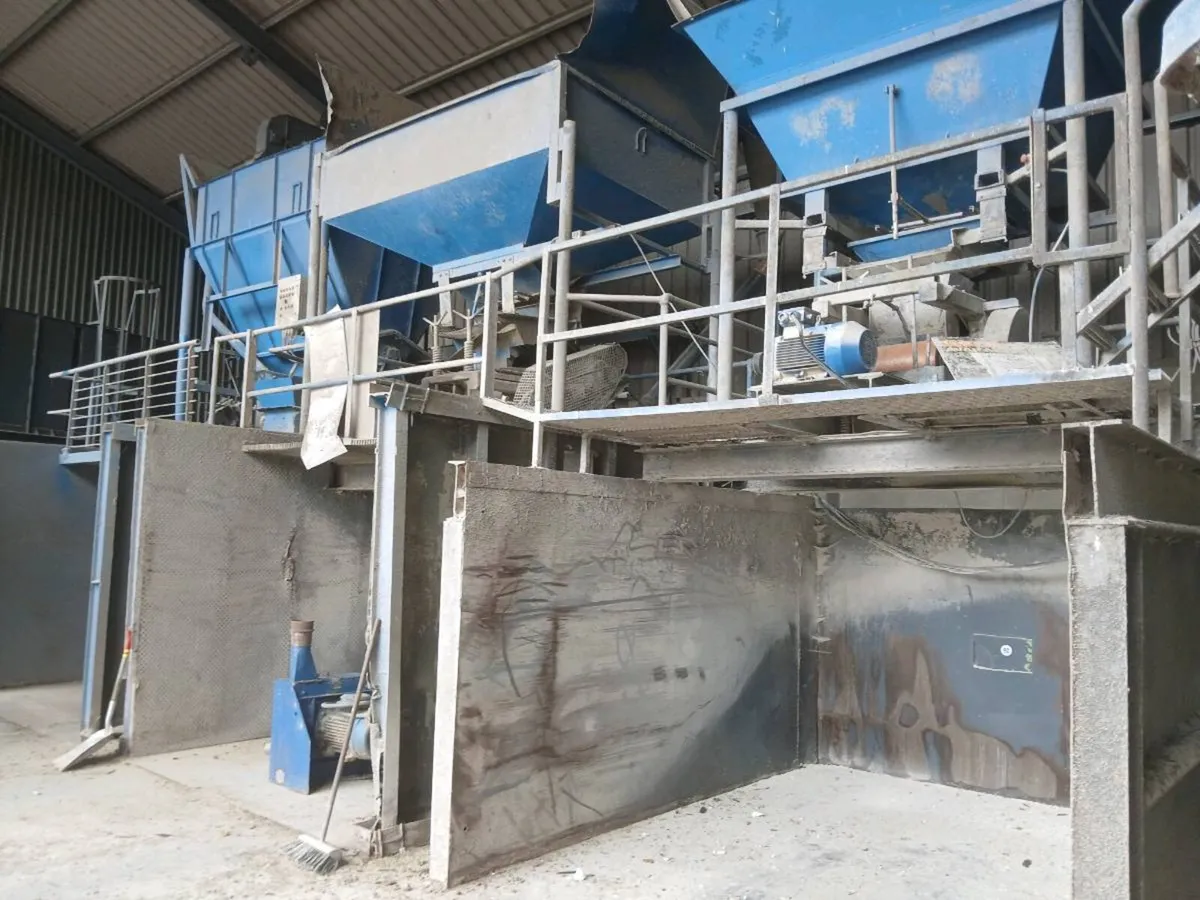 3 tonnes grain roller complete  with  gantry - Image 2