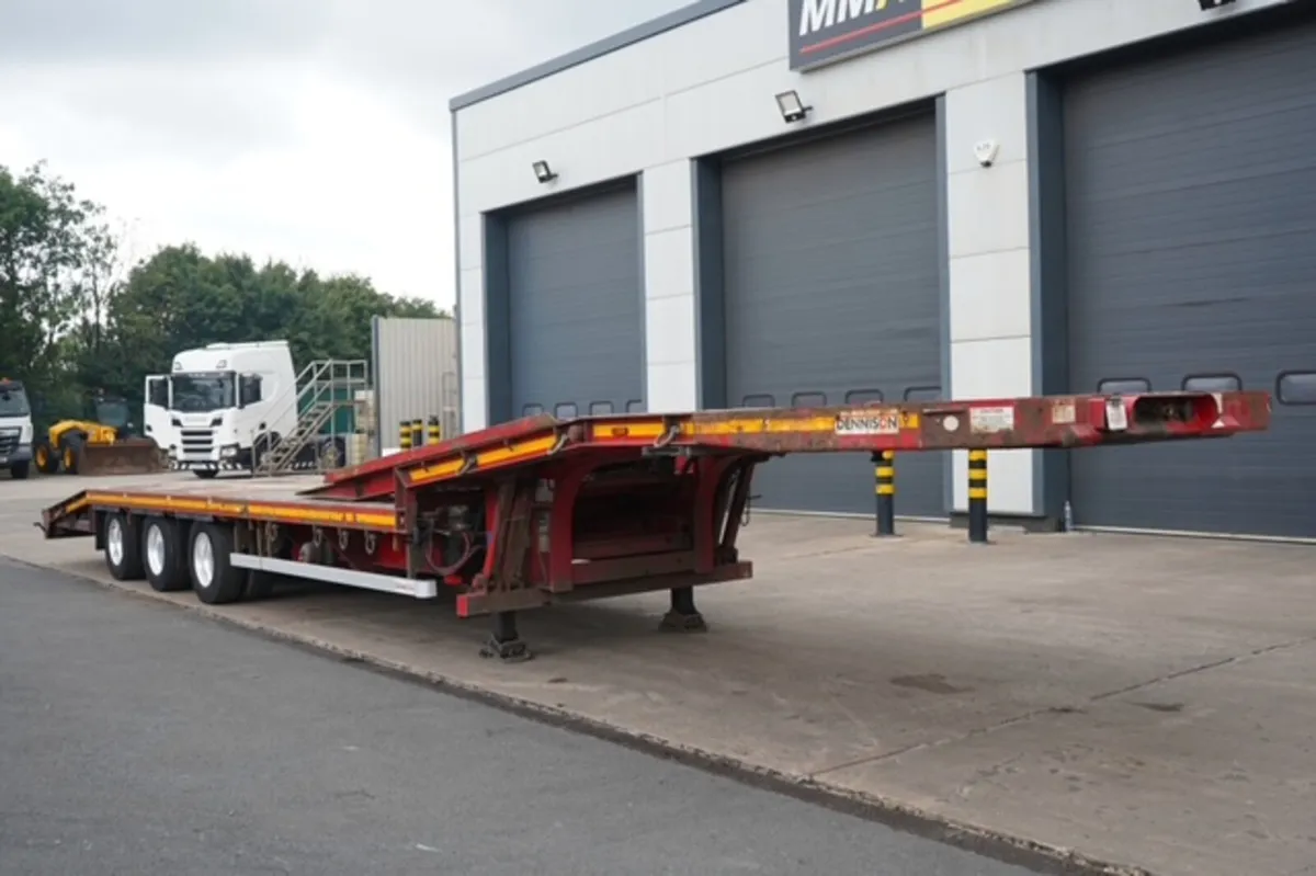2017 DENNISION 3-AXLE EXTENDABLE MACHINERY CARRIER - Image 1