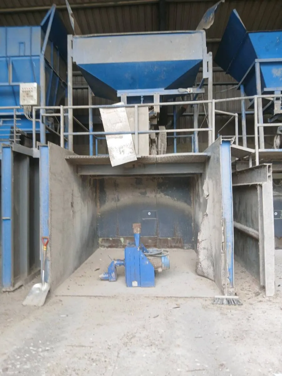 3 tonnes grain roller complete  with  gantry - Image 3