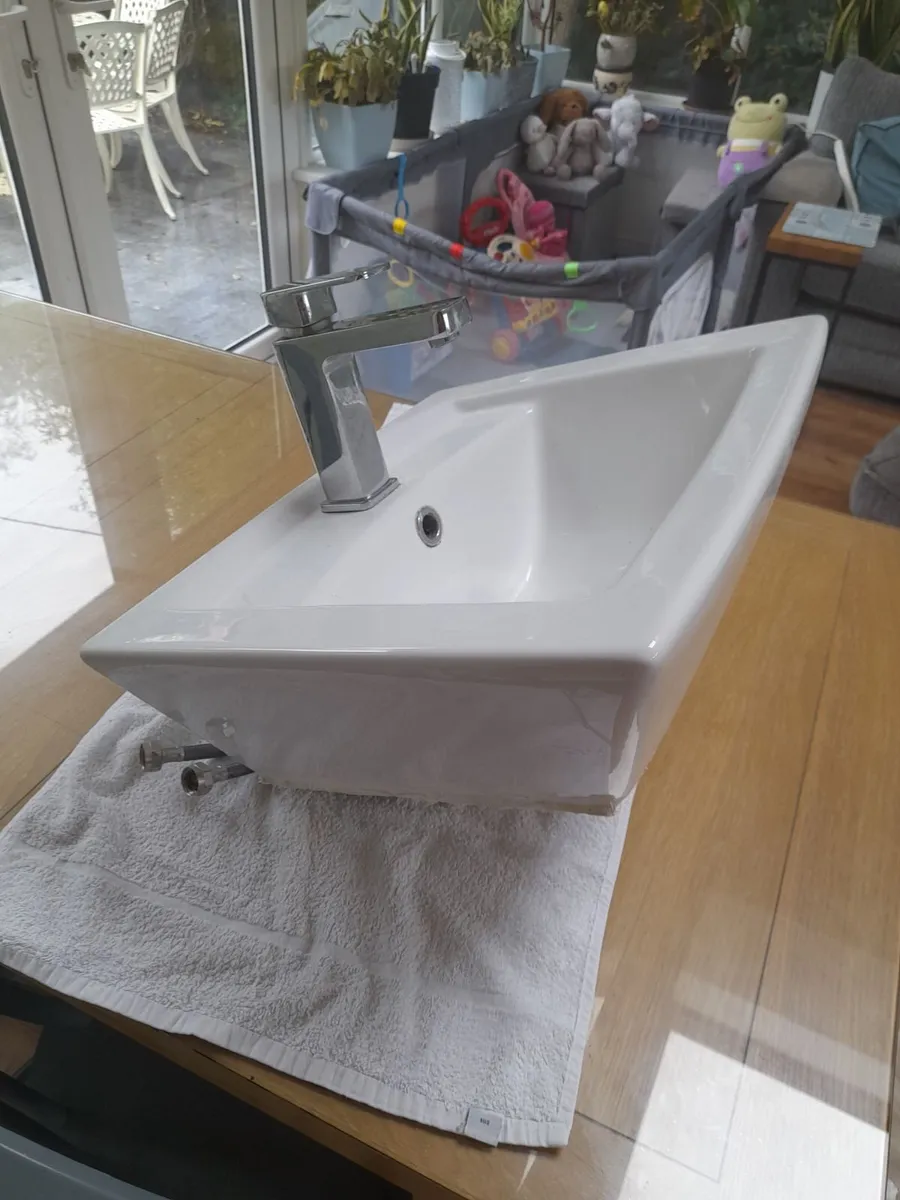 Bathroom sink - Image 3