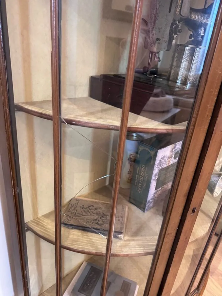 Bow fronted display cabinet - Image 3