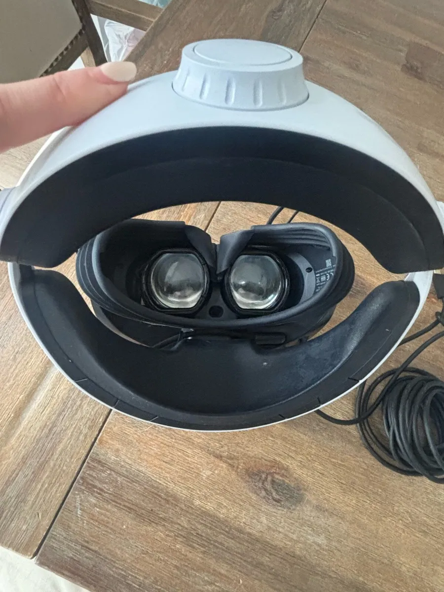 PS5 VR2 with charging station - Image 3
