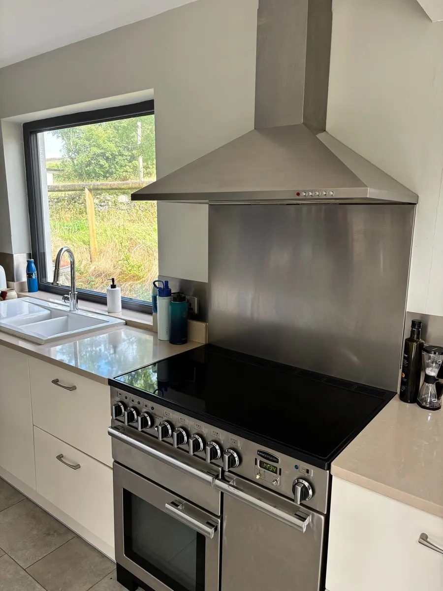 Kitchen units and appliances - Image 1