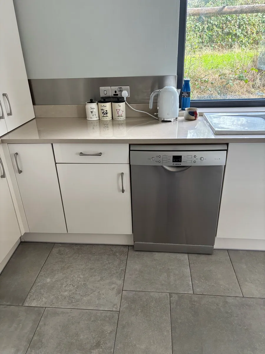 Kitchen units and appliances - Image 3