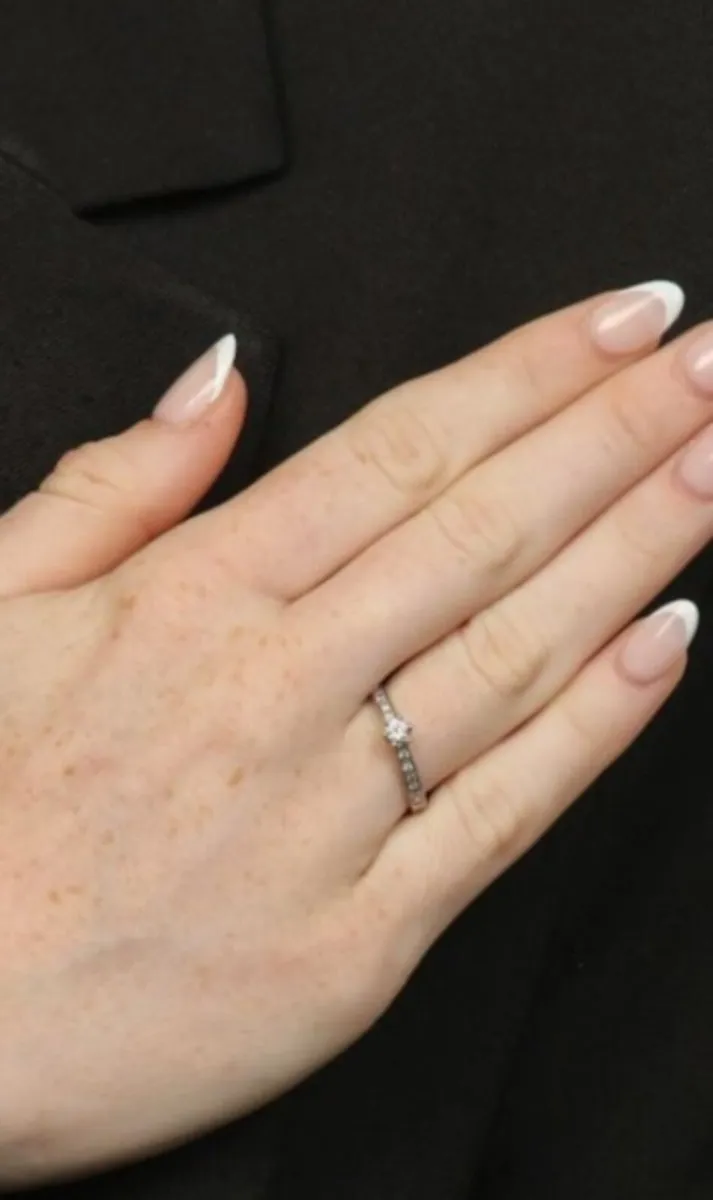 9k gold Diamond ring with Diamond shoulders - Image 2