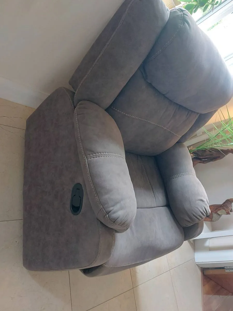 Recliner - Image 3