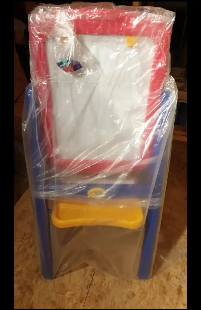 Crayola easel - Image 1