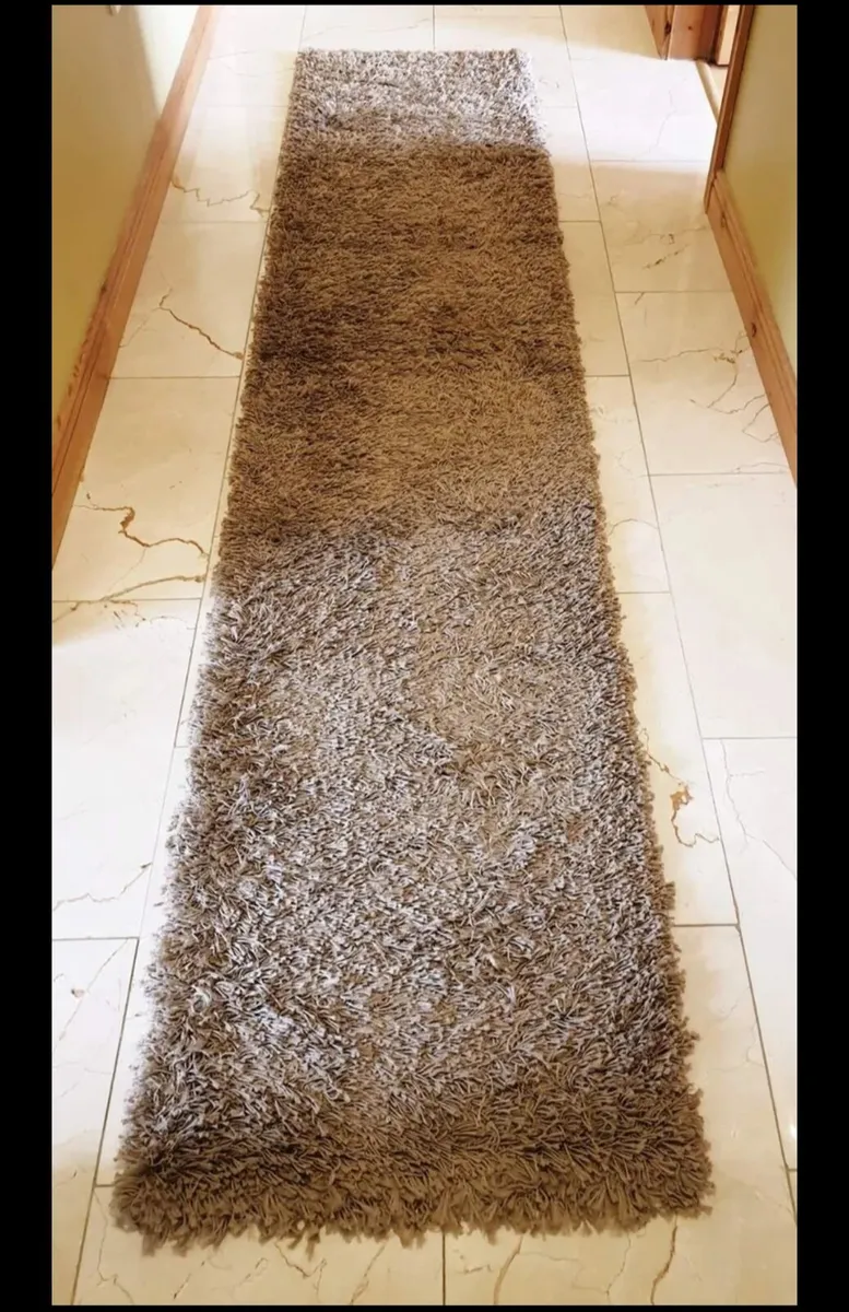 Large rug and matching runner - Image 2