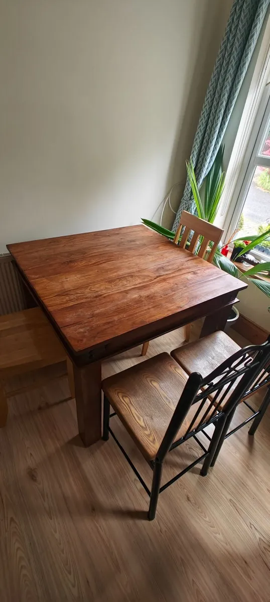 Solid table and chairs - Image 1