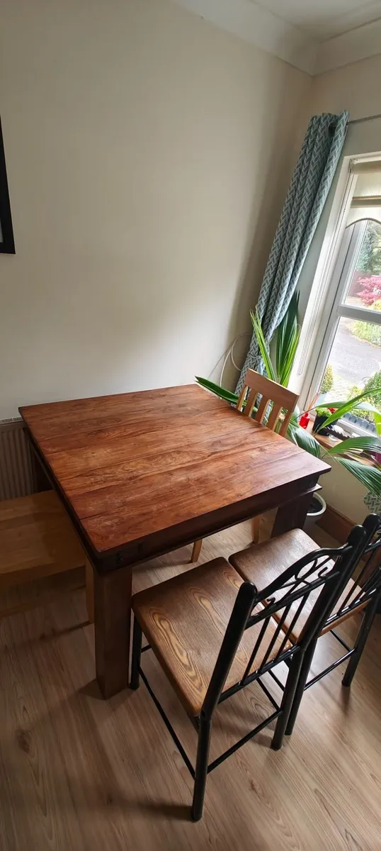Solid table and chairs - Image 2