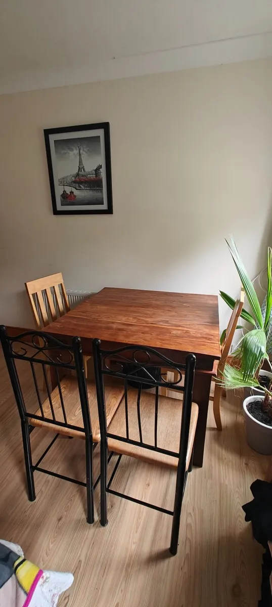 Solid table and chairs - Image 4