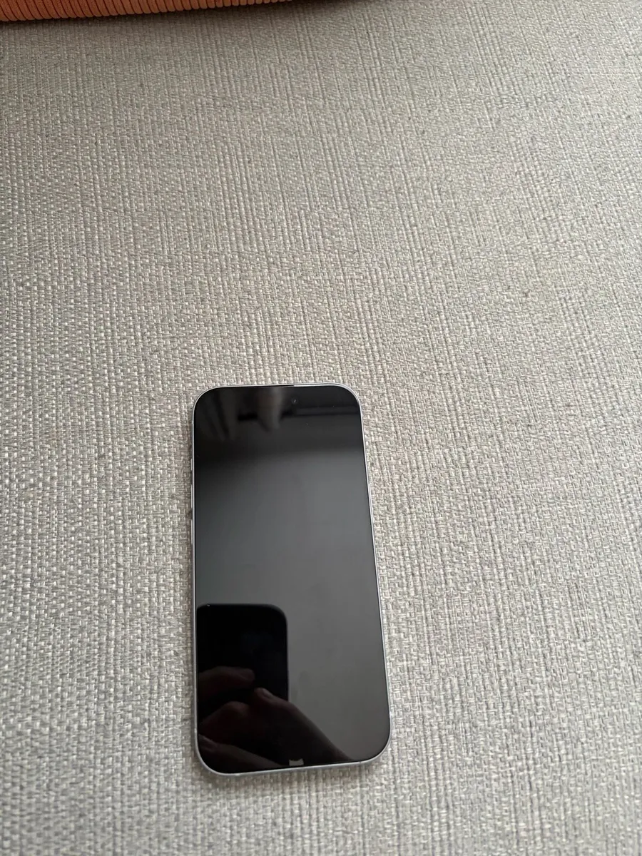 iPhone 15 - Image 3