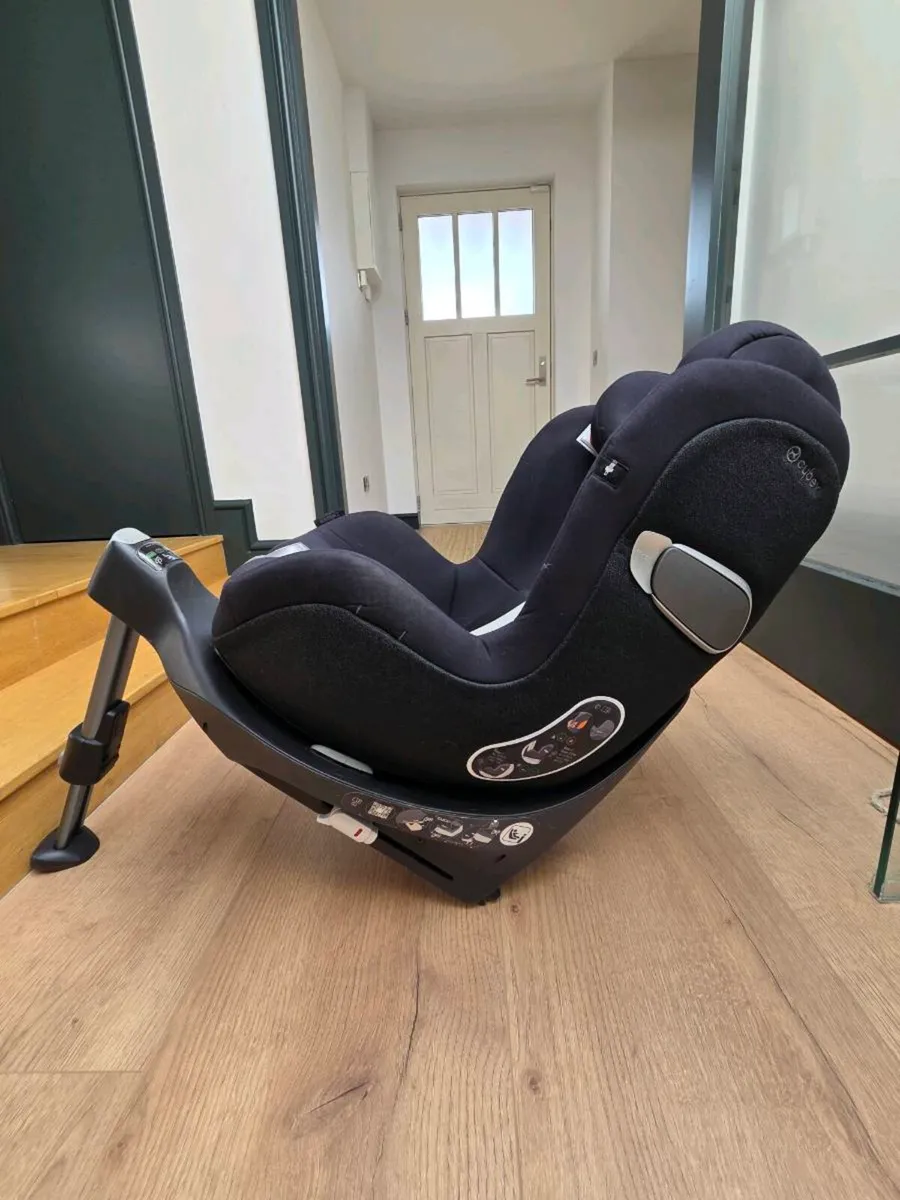 Cybex Car Seat with Isofix  base. - Image 4