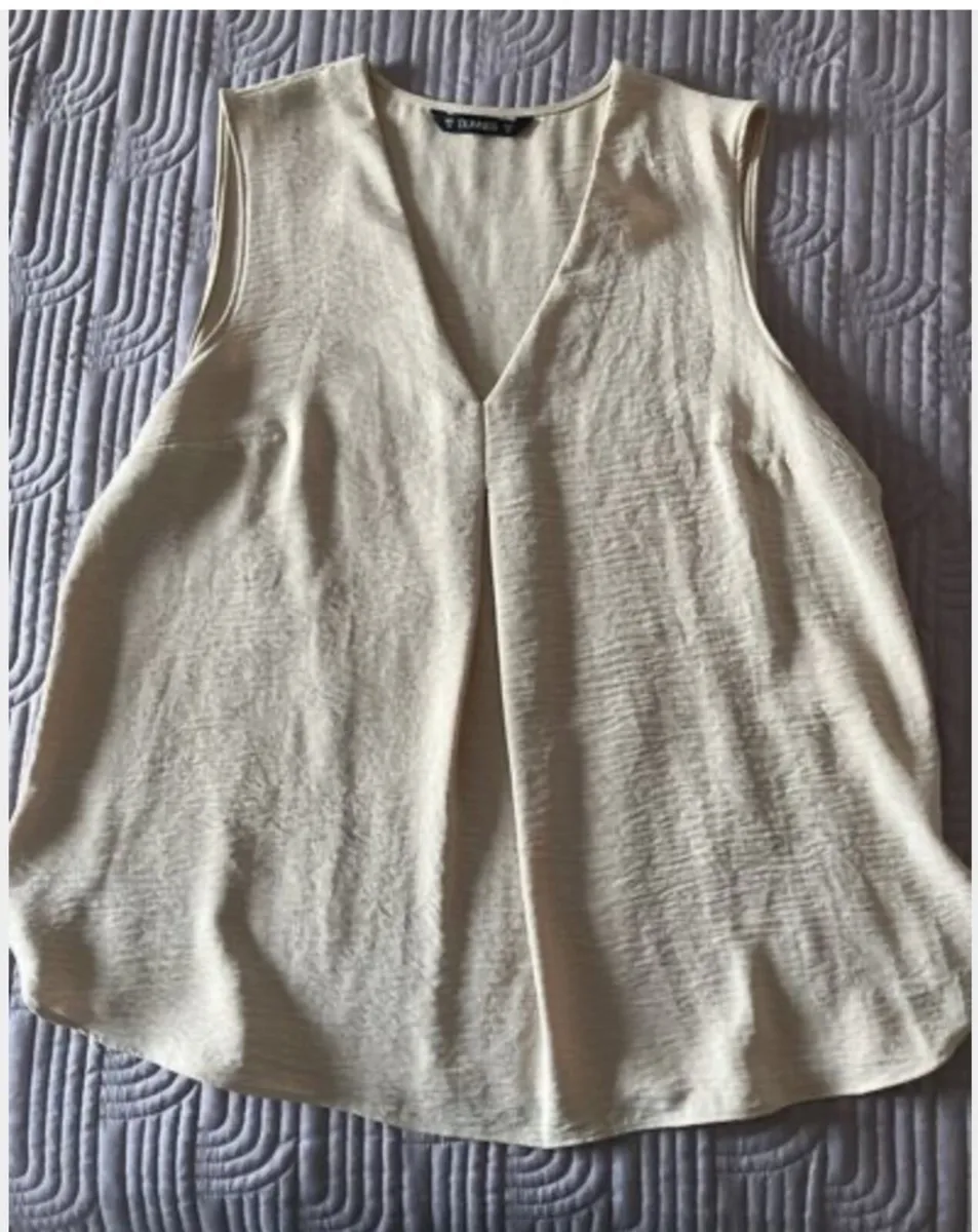 Dunnes sleeveless top size 12 - Image 1