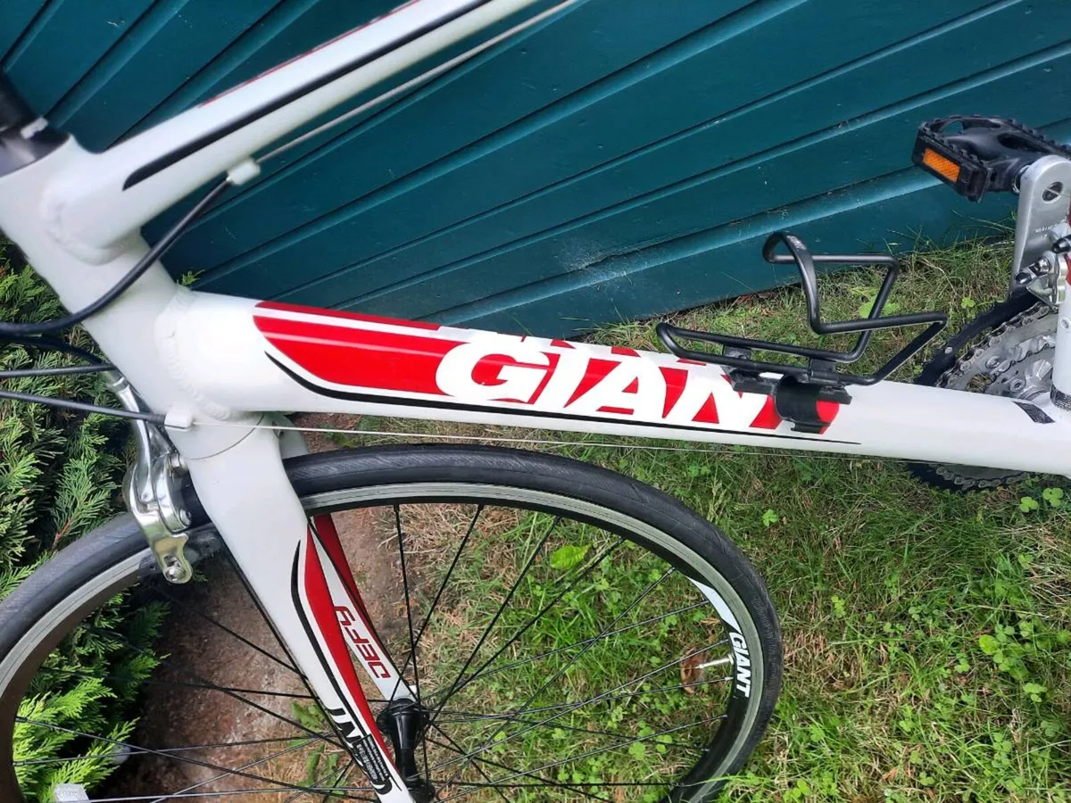 Giant Defy 4 Road Bike - Image 4