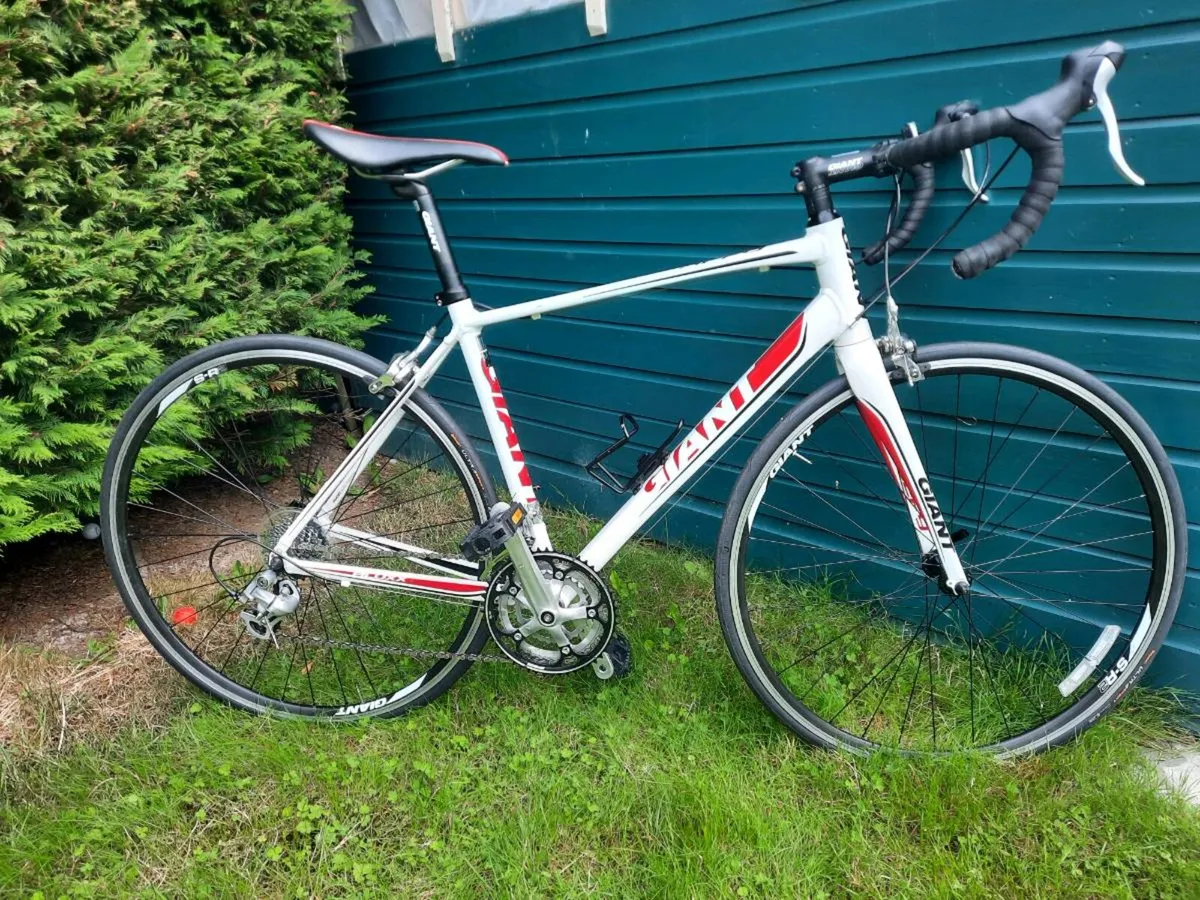 Giant Defy 4 Road Bike - Image 2