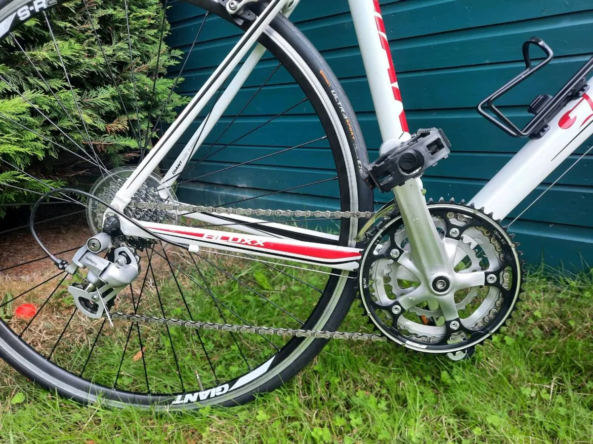 Giant Defy 4 Road Bike - Image 3