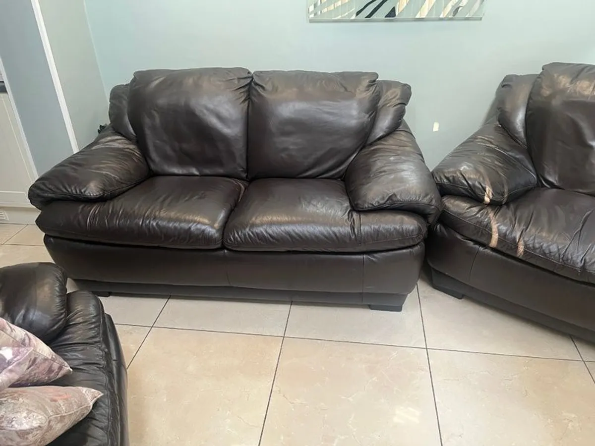 2 seater sofa & 2 armchair's - Image 1