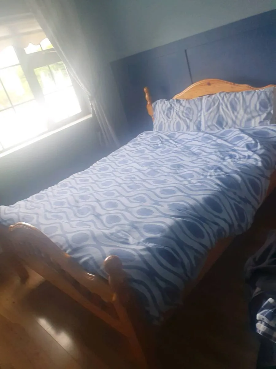 King size bed - Image 1