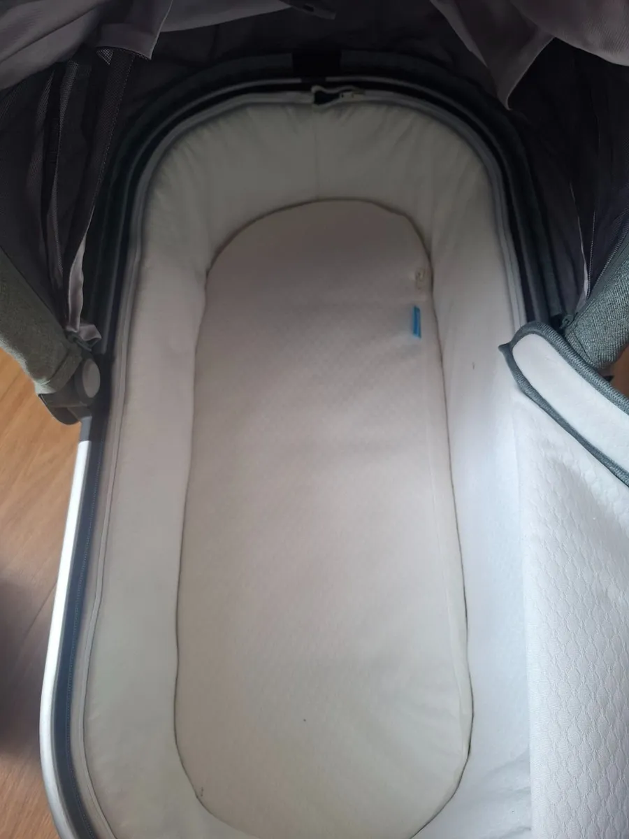 Uppa baby Bassinet sage green - Image 1