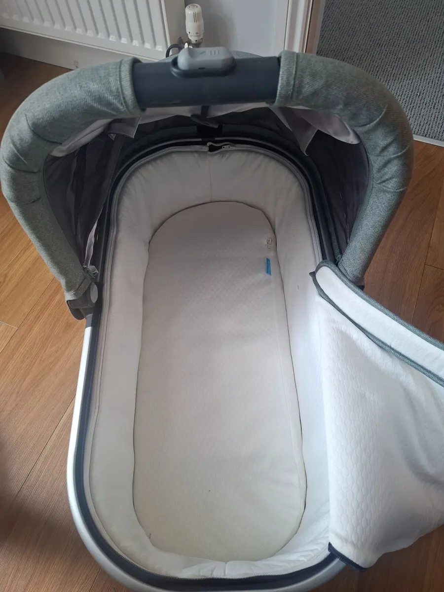Uppa baby Bassinet sage green - Image 2