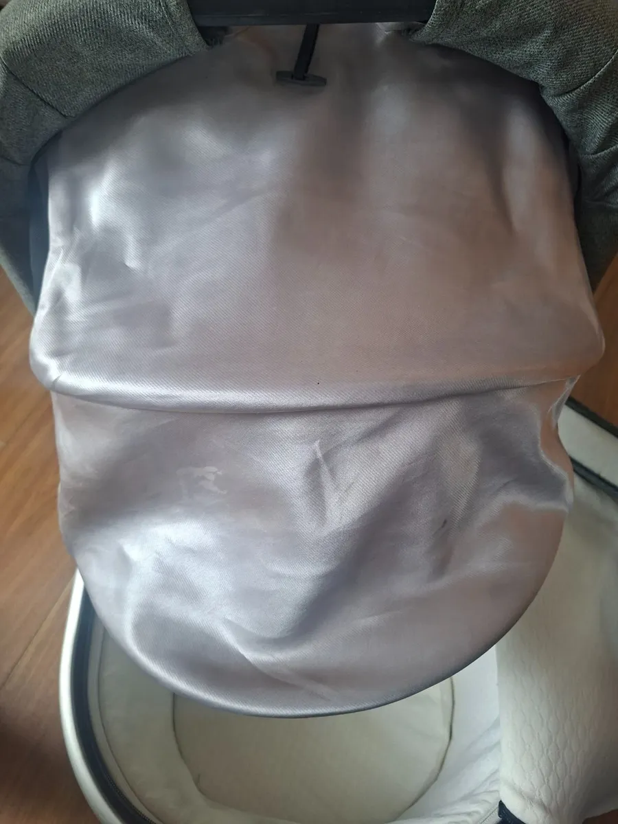 Uppa baby Bassinet sage green - Image 3