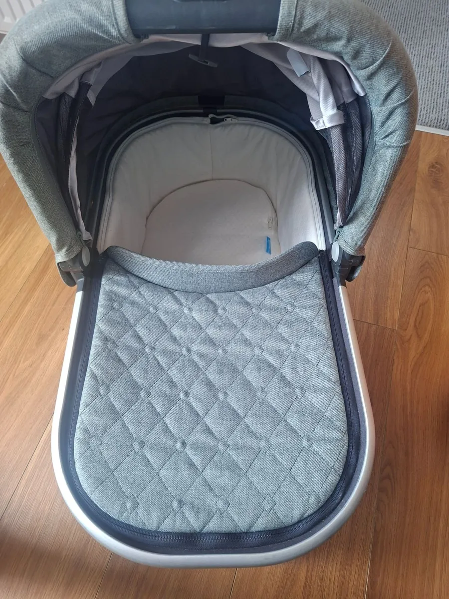 Uppa baby Bassinet sage green - Image 4